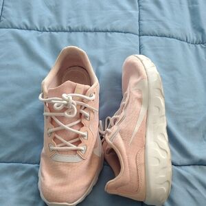 Nike Women's Pink and White Lightweight Running Sneakers